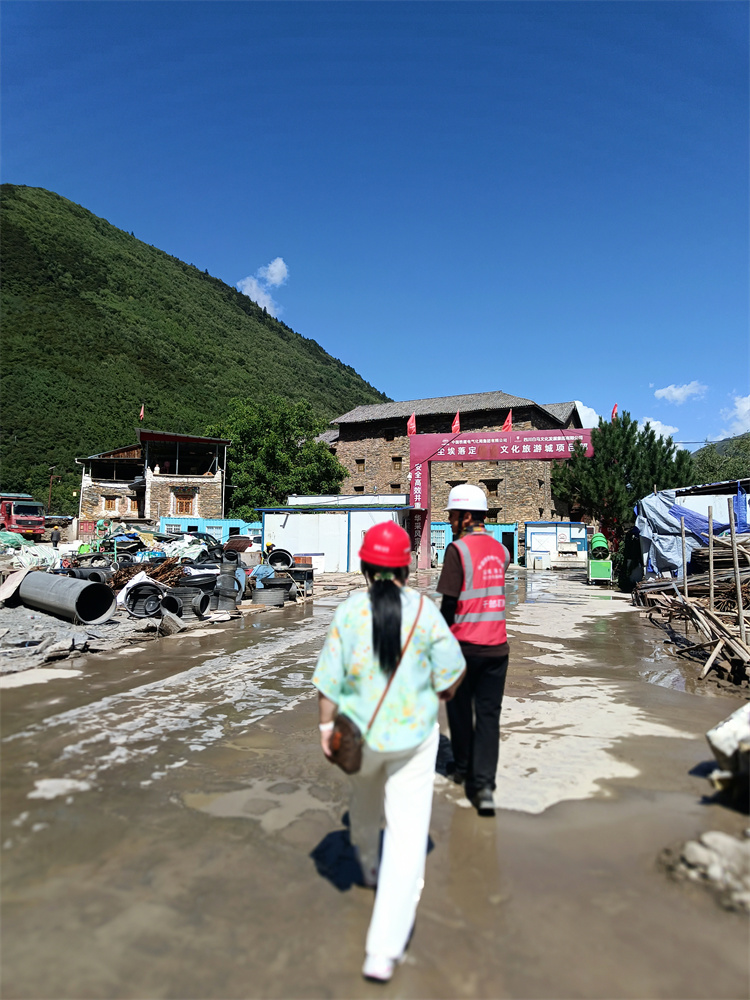 陈宏院长在阿坝州马尔康环境策划指导调研