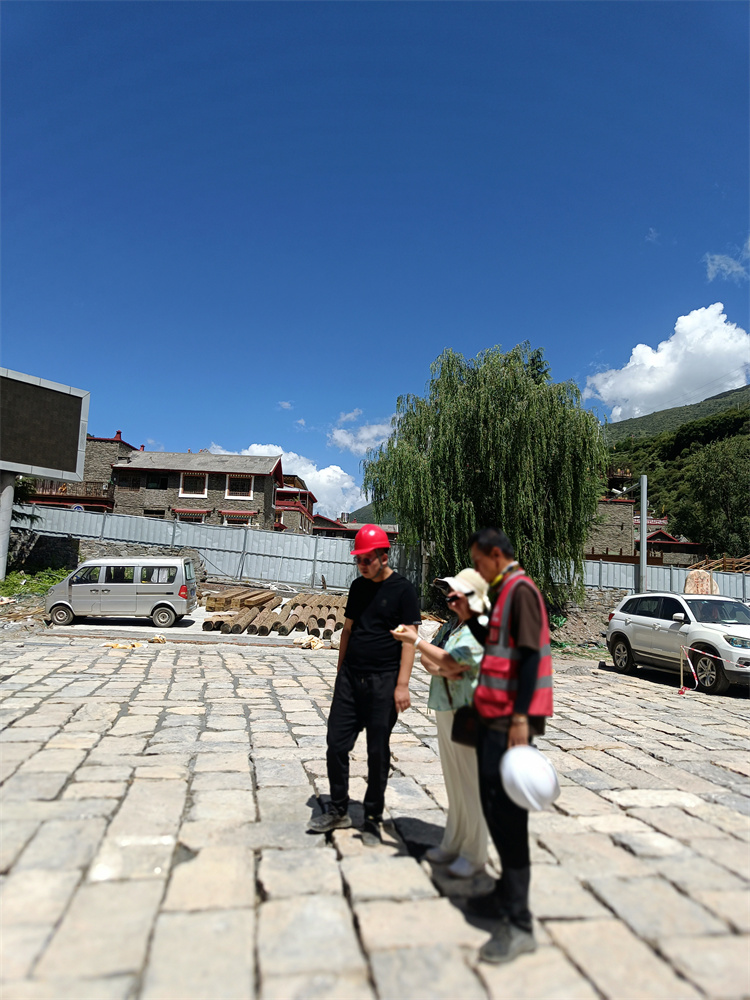 陈宏院长在阿坝州马尔康环境策划指导调研