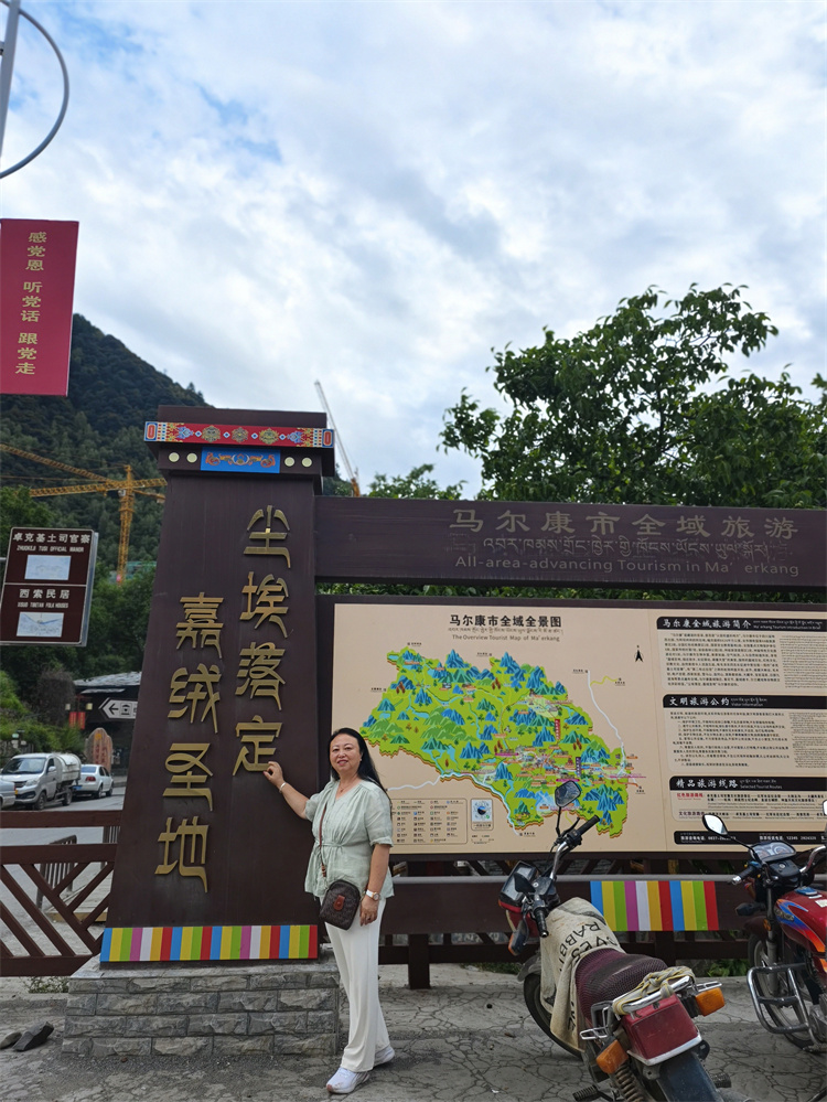 陈宏院长在阿坝州马尔康环境策划指导调研